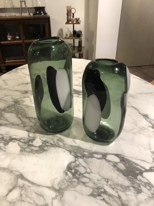 Vaso Produzione Artigianale vasi con base verde e dettagli bianchi e neri