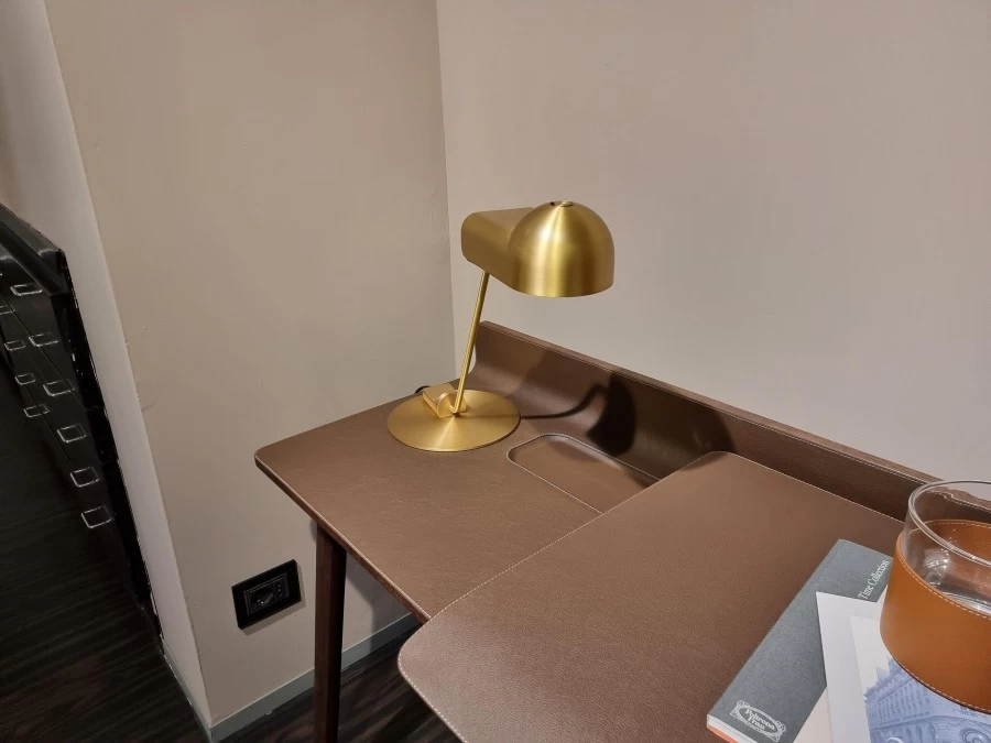 Lampada da tavolo Karakter Domo Light Table Brass