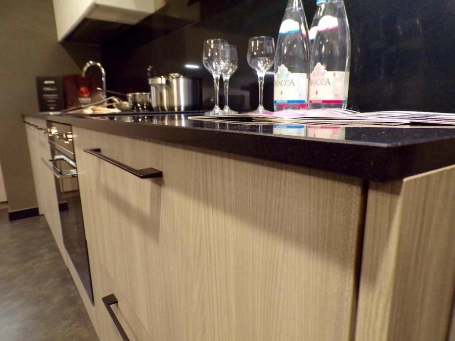 CUCINA CON COLONNA DISPENSA DIBIESSE SPRING AREA 22 IN ESPOSIZIONE A BERGAMO