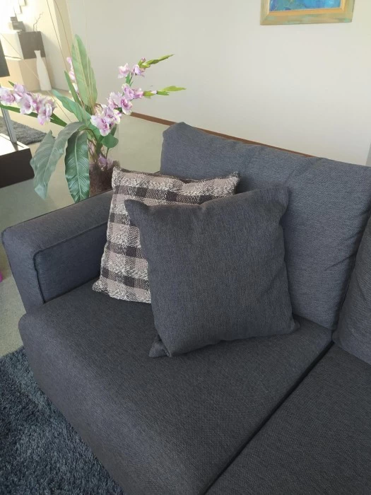 dettaglio del cuscino 50x50 aggiuntivo nello stesso colore del divano