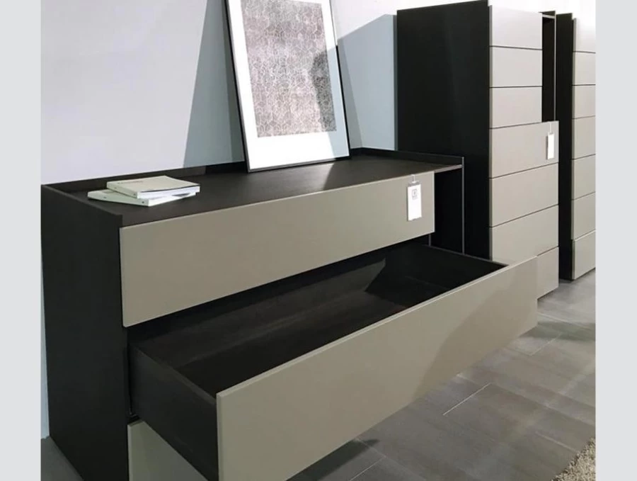 Comò modello TIP, con struttura in rovere termotrattato e 3 cassetti