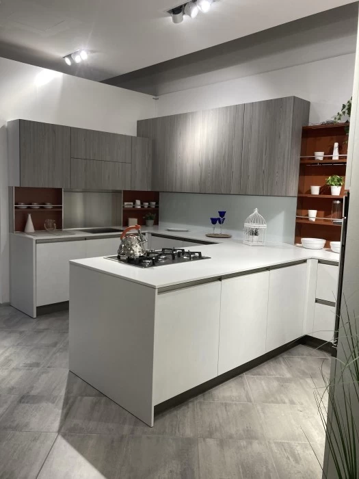 Cucina con penisola Veneta Cucine START PRESA BRONZO - Graffiato Gesso