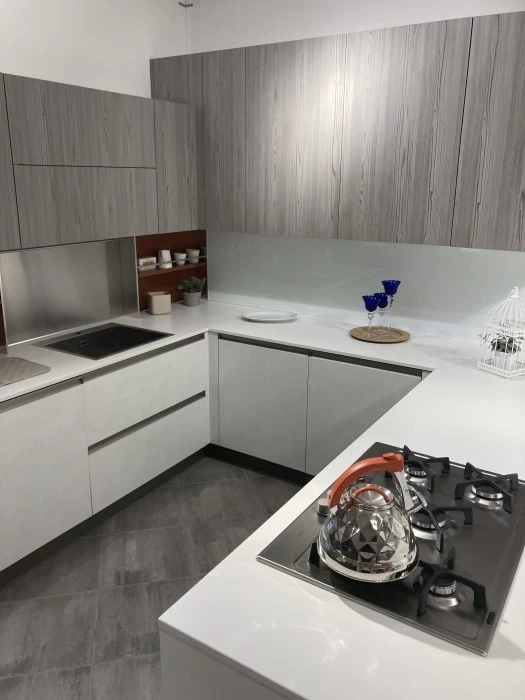 Cucina con penisola Veneta Cucine START PRESA BRONZO - Graffiato Gesso