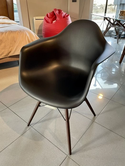 Sedia con braccioli Vitra Eames Plastic Armchair DAW