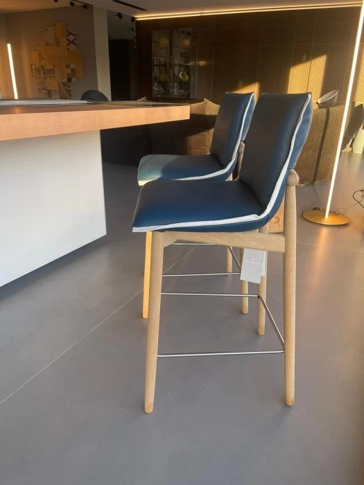 Sgabello Carl Hansen & Søn E007 | EMBRACE BAR STOOL