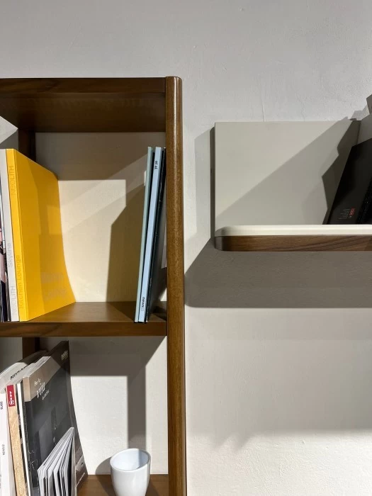 Soggiorno componibile Comosette Point con librerie e scaffali