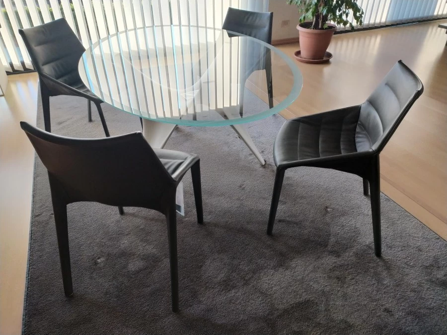 vista 4 sedie ambientate con tavolo Molteni