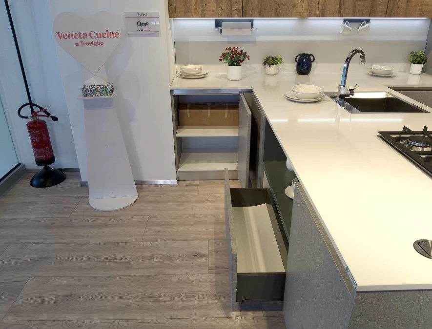 Cucina con penisola Veneta Cucine Oyster Dek