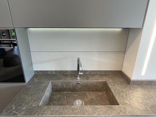 Dettaglio lavello con vasca da cm. 68 x 38 integrato, nel piano in Grès Laminam Emperador