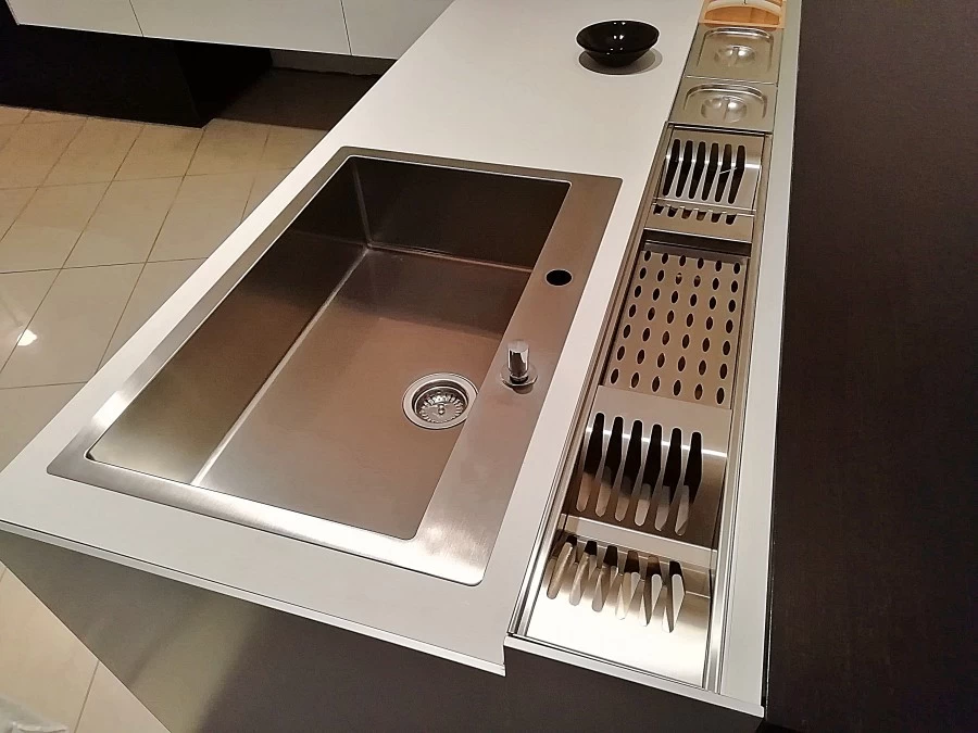 Cucina con penisola Valcucine Riciclantica