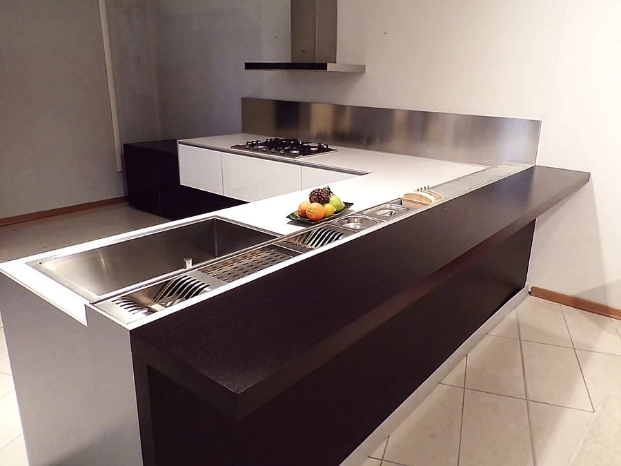 Cucina con penisola Valcucine Riciclantica