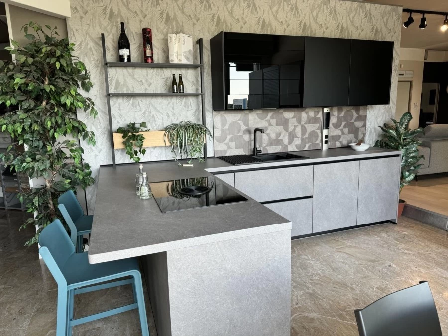 Cucina con penisola Alema Cucine Stone