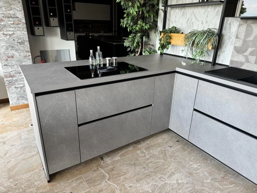 Cucina con penisola Alema Cucine Stone