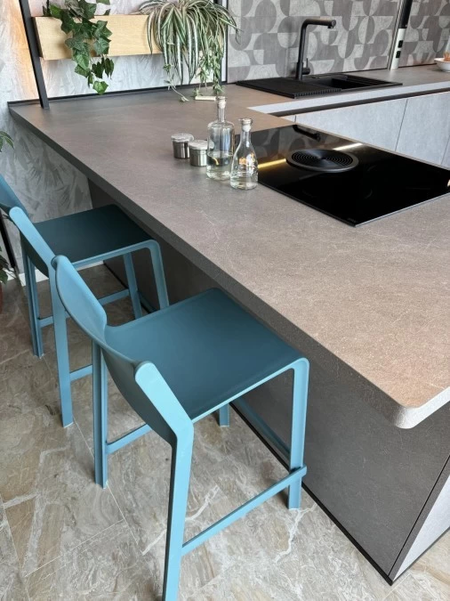 Cucina con penisola Alema Cucine Stone