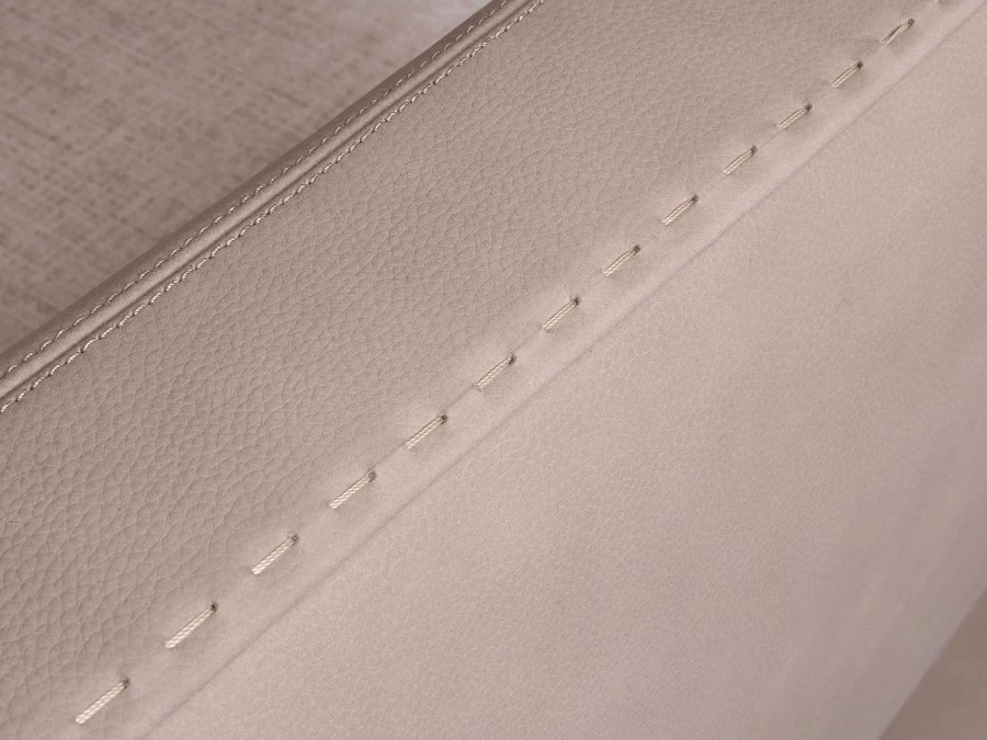 Dettaglio delle impunture che caratterizzano la fodera in pelle del divano Martin outlet