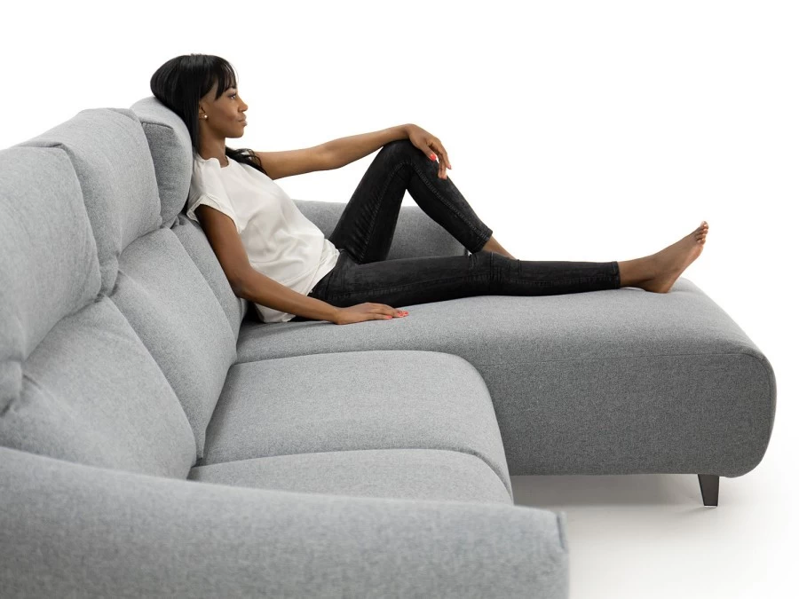 Esempio di seduta e proporzioni del divano Prado outlet con chaise longue
