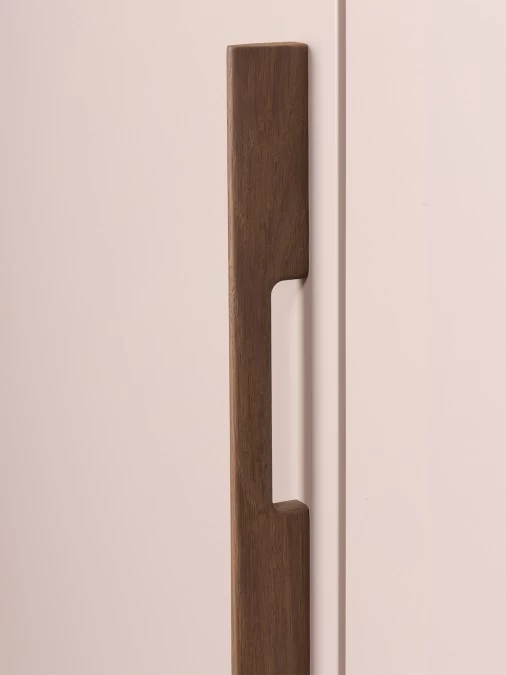 Dettaglio della maniglia Wood in Rovere Visone peer l'armadio Neptune Lounge outlet.