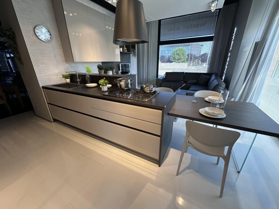 Cucina con penisola Veneta Cucine RI-FLEX