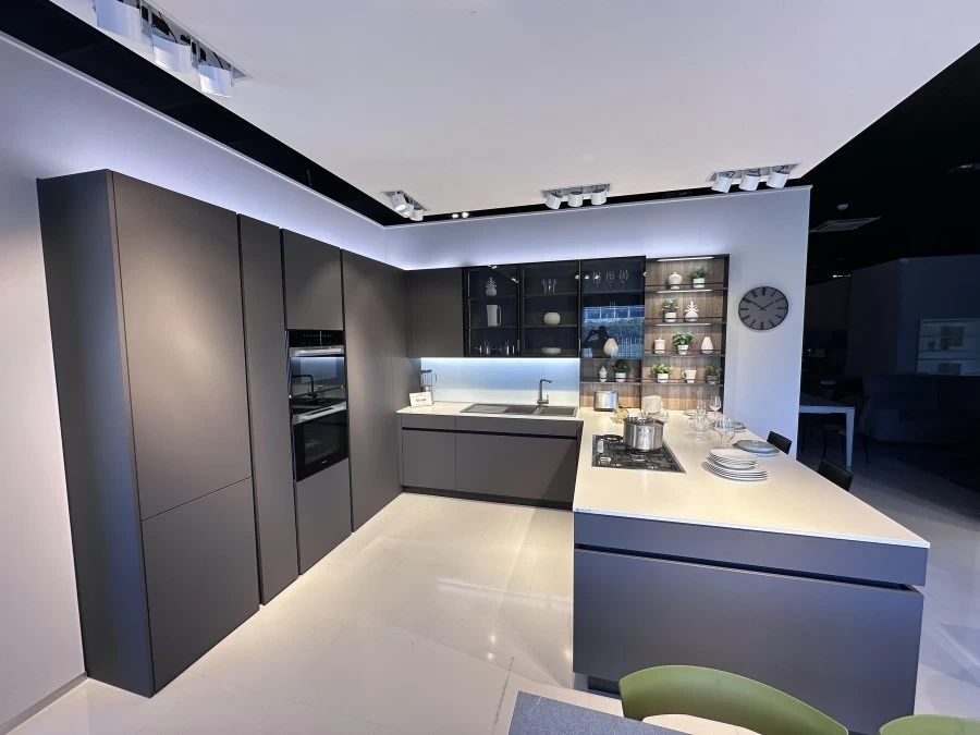 Cucina con penisola Veneta Cucine LOUNGE-ICONICA