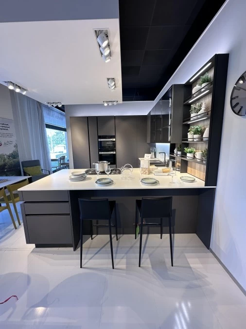 Cucina con penisola Veneta Cucine LOUNGE-ICONICA