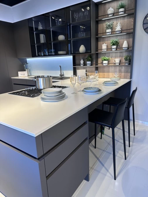 Cucina con penisola Veneta Cucine LOUNGE-ICONICA