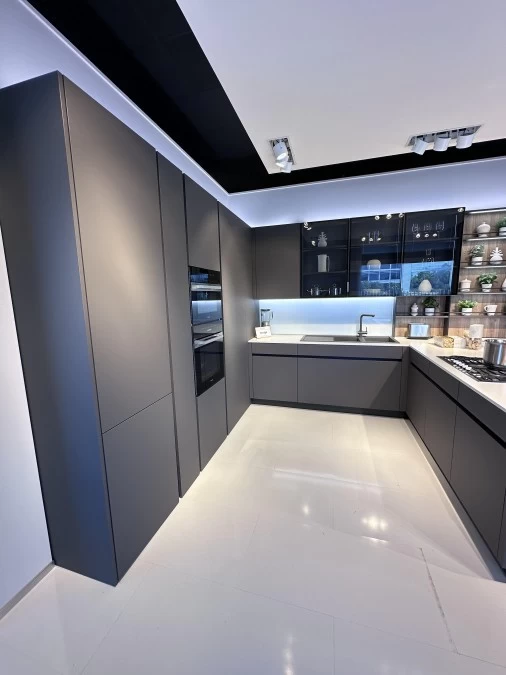 Cucina con penisola Veneta Cucine LOUNGE-ICONICA