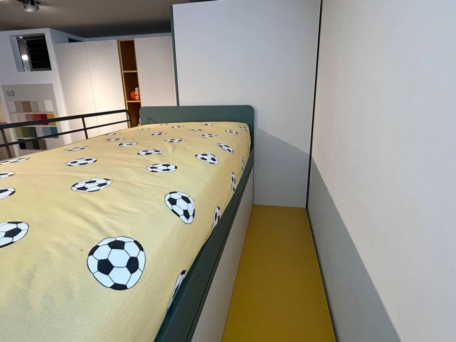 piano dietro letto castello per accedere al letto superiore e facilitare il rifacimento