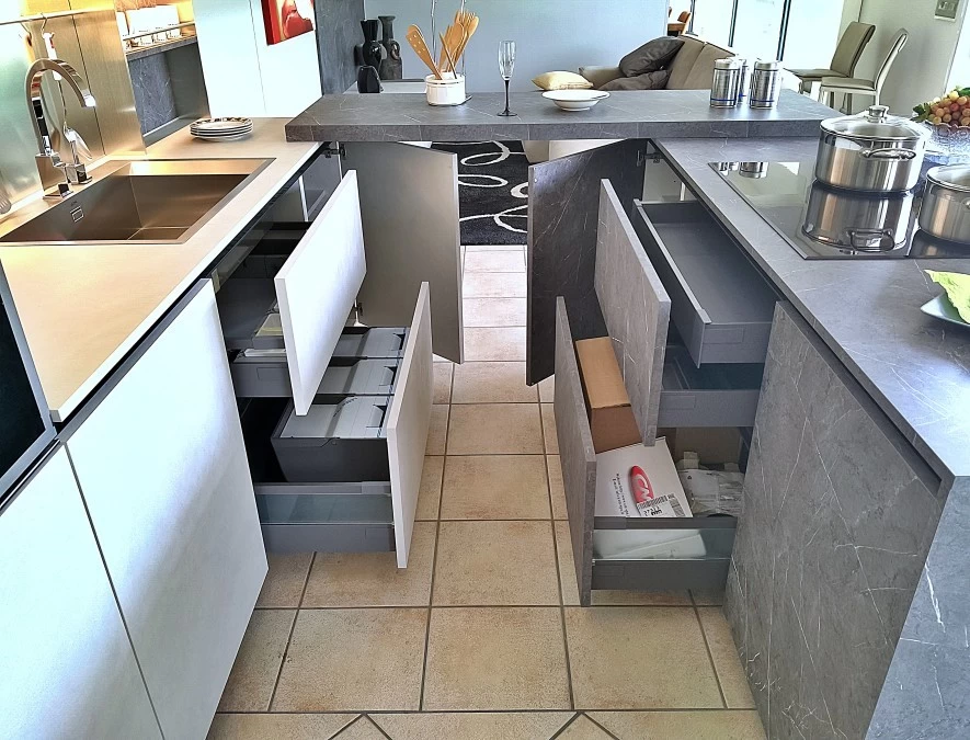 Cucina con Isola Forma 2000 Resina Nuvola