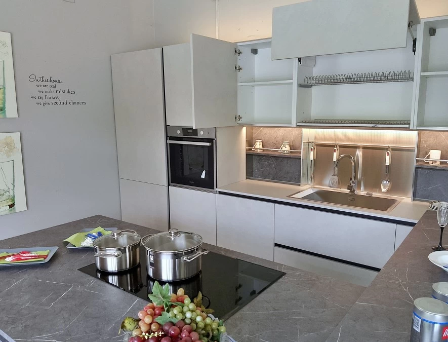 Cucina con Isola Forma 2000 Resina Nuvola