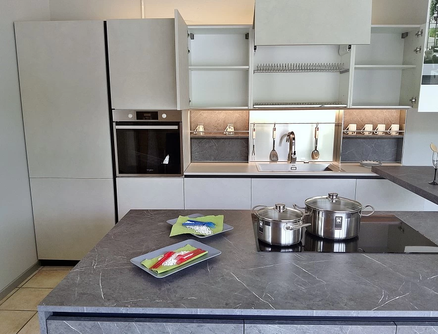 Cucina con Isola Forma 2000 Resina Nuvola