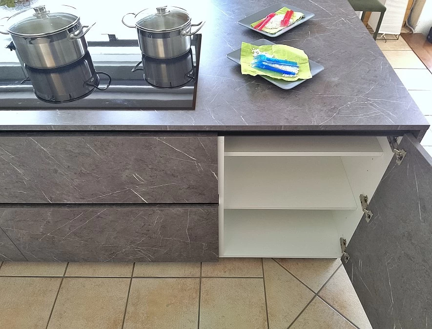 Cucina con Isola Forma 2000 Resina Nuvola