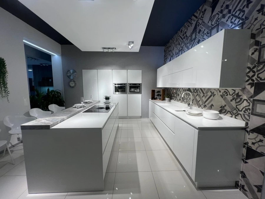 Cucina con Isola Veneta Cucine OYSTER LUCIDA 22