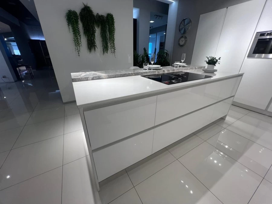 Cucina con Isola Veneta Cucine OYSTER LUCIDA 22