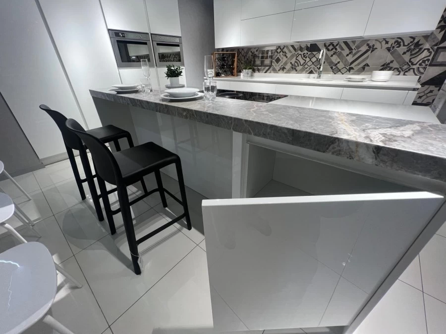 Cucina con Isola Veneta Cucine OYSTER LUCIDA 22