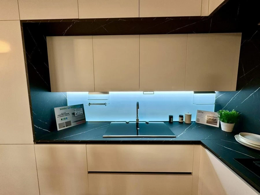 Cucina angolare Veneta Cucine LOUNGE SHELLSYSTEM