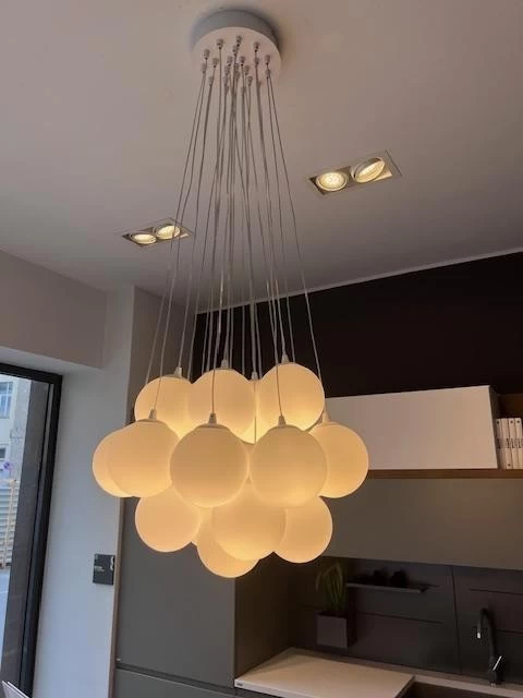 Lampadario dal design minimal e contemporaneo.