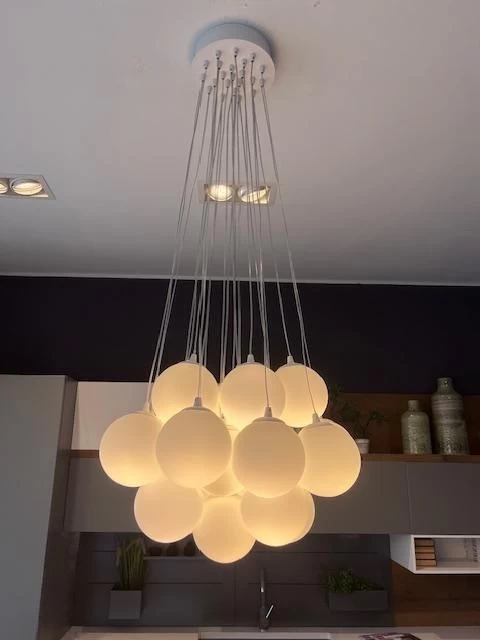 Lampadario dal design minimal e contemporaneo.