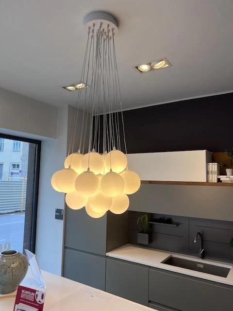 Lampadario dal design minimal e contemporaneo.