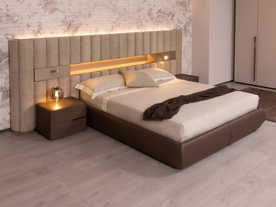 Letto sommier con boiserie imbottita Lounge outlet, con testiera h. 130 cm, accessoriata con vano a giorno, luci LED e prese USB