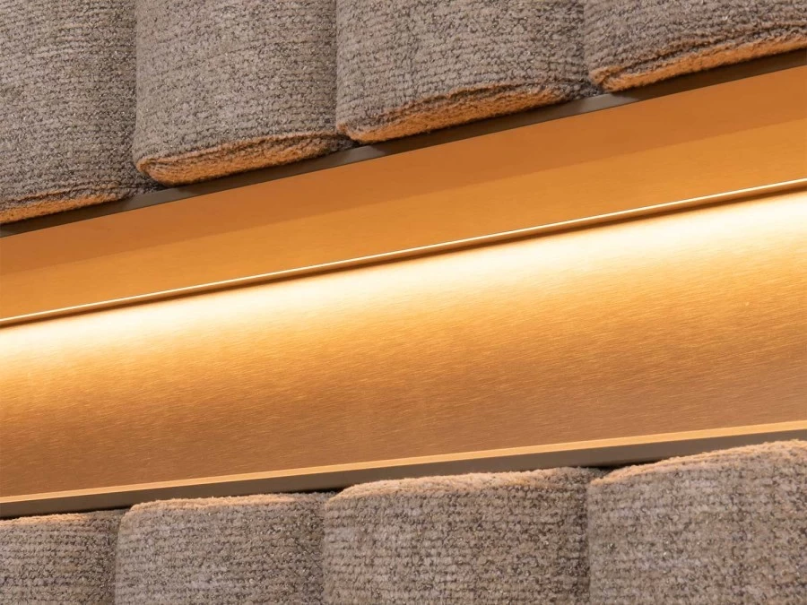 Vano a giorno illuminato a LED, uno degli accessori più riconoscibili del letto sommier con boiserie imbottita Lounge