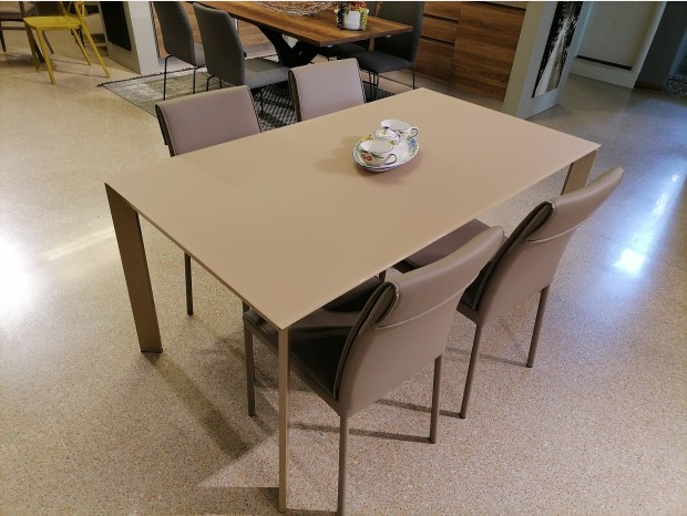 HORM tavolo allungabile rettangolare TANGO con piano in Fenix nero (210 x  100 cm noce canaletto - Legno massello e Fenix) 